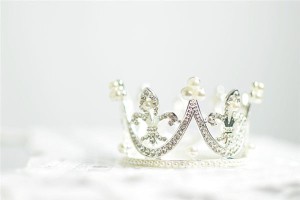 梦见冕状头饰是什么意思？