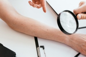 男人右胳膊最吉利的痣是什么